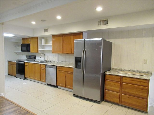 205 West Buck Street, Caldwell, TX 77836