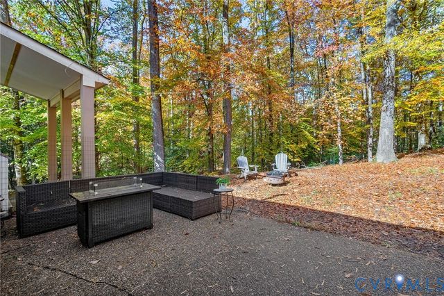 602 Red Maple Dr, Manakin Sabot, VA 23103