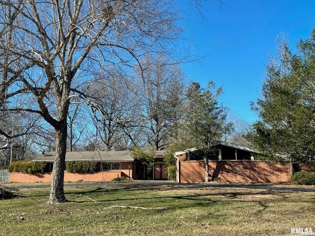 7 PINEWOOD Drive, Carbondale, IL 62901