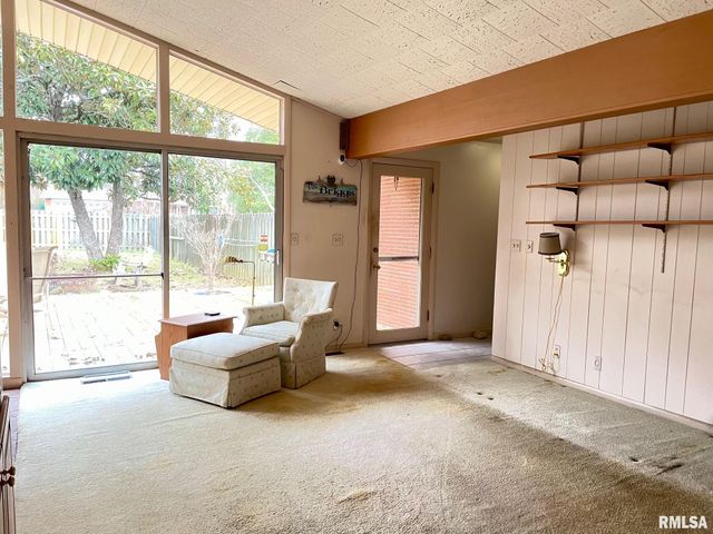 7 PINEWOOD Drive, Carbondale, IL 62901