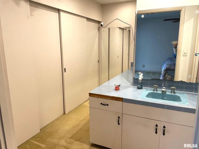 7 PINEWOOD Drive, Carbondale, IL 62901