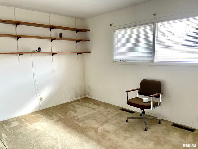 7 PINEWOOD Drive, Carbondale, IL 62901