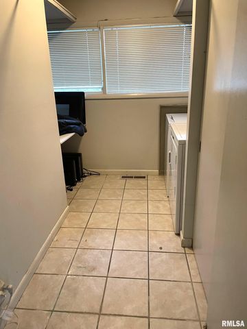 7 PINEWOOD Drive, Carbondale, IL 62901