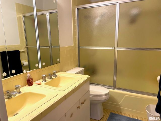 7 PINEWOOD Drive, Carbondale, IL 62901