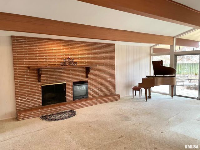 7 PINEWOOD Drive, Carbondale, IL 62901