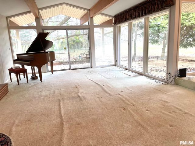 7 PINEWOOD Drive, Carbondale, IL 62901