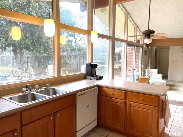 7 PINEWOOD Drive, Carbondale, IL 62901