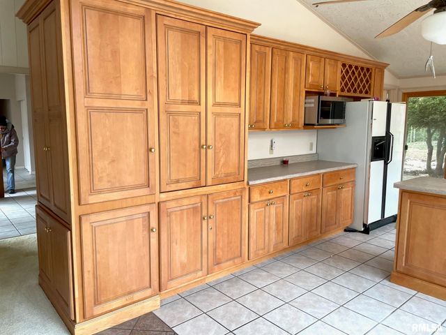 7 PINEWOOD Drive, Carbondale, IL 62901