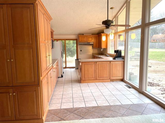 7 PINEWOOD Drive, Carbondale, IL 62901