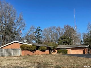 7 PINEWOOD Drive, Carbondale, IL 62901