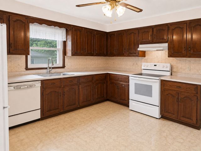 1282 Quaker St, Northbridge, MA 01534