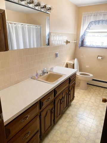 1282 Quaker St, Northbridge, MA 01534