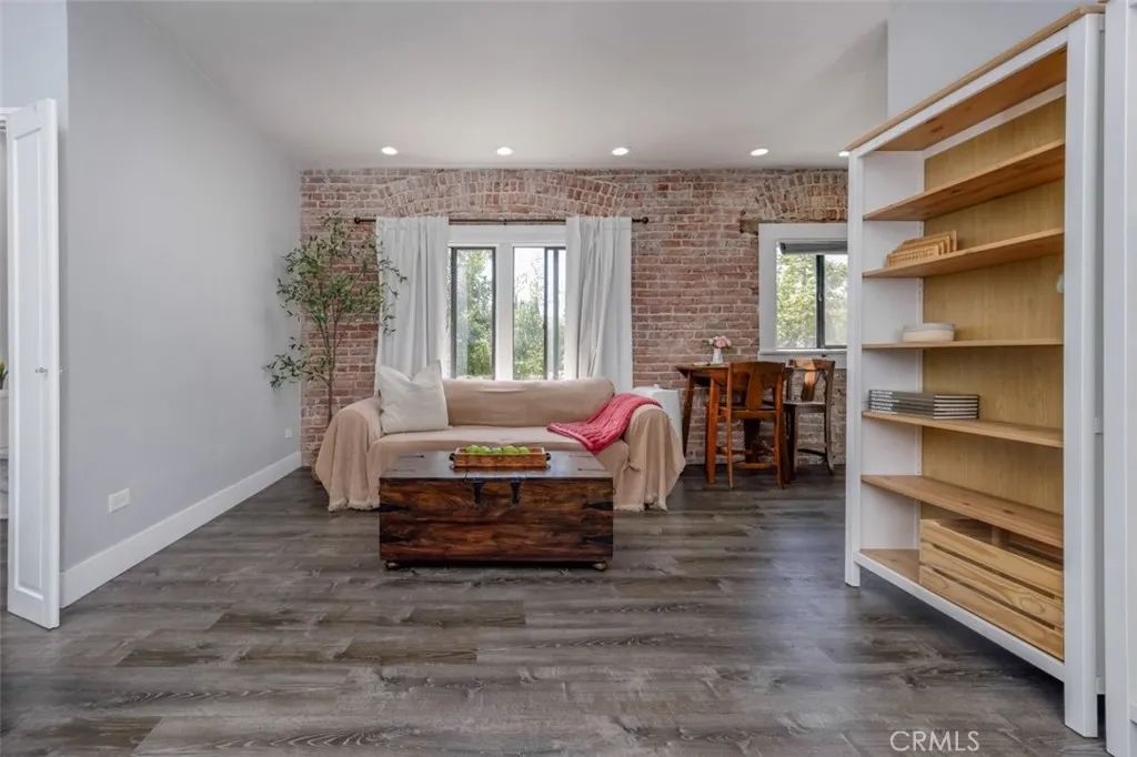 325 W 3rd Street 204, Long Beach, CA 90802