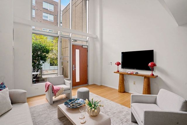 1 Earhart St 115, Cambridge, MA 02141
