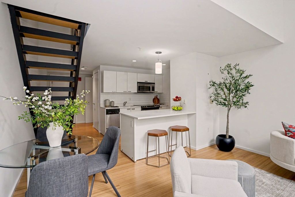 1 Earhart St 115, Cambridge, MA 02141