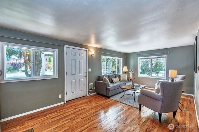 22910 Edmonds Way, Edmonds, WA 98020