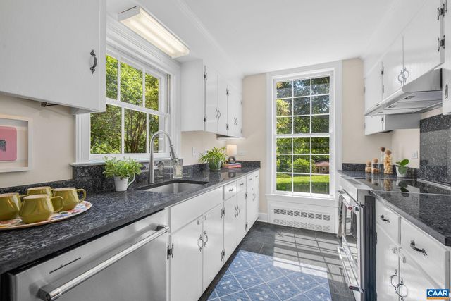 1721 YORKTOWN DR, Charlottesville, VA 22901