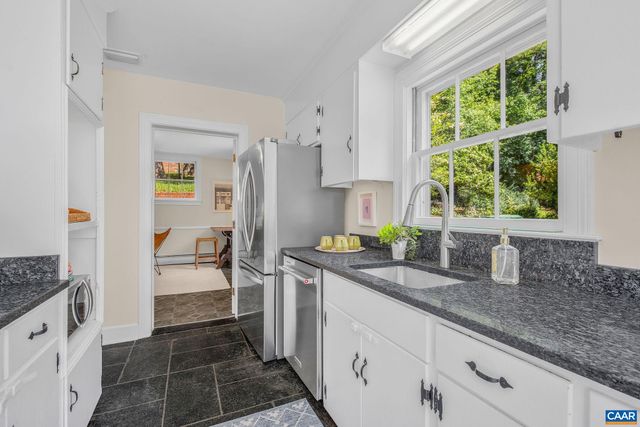 1721 YORKTOWN DR, Charlottesville, VA 22901