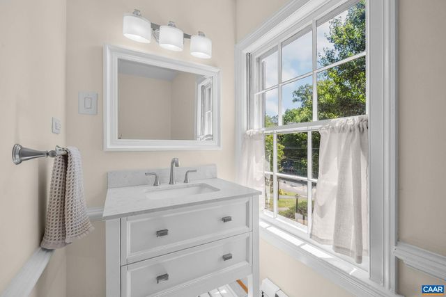 1721 YORKTOWN DR, Charlottesville, VA 22901