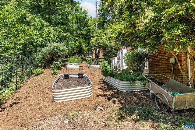 1721 YORKTOWN DR, Charlottesville, VA 22901
