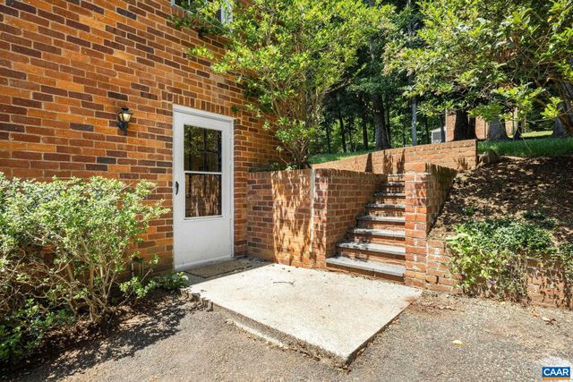 1721 YORKTOWN DR, Charlottesville, VA 22901