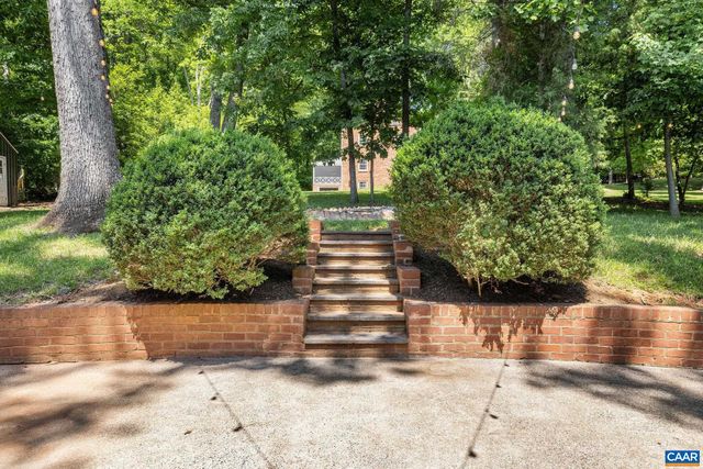 1721 YORKTOWN DR, Charlottesville, VA 22901