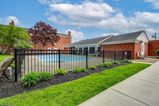 2885 Pease Drive 127, Rocky River, OH 44116