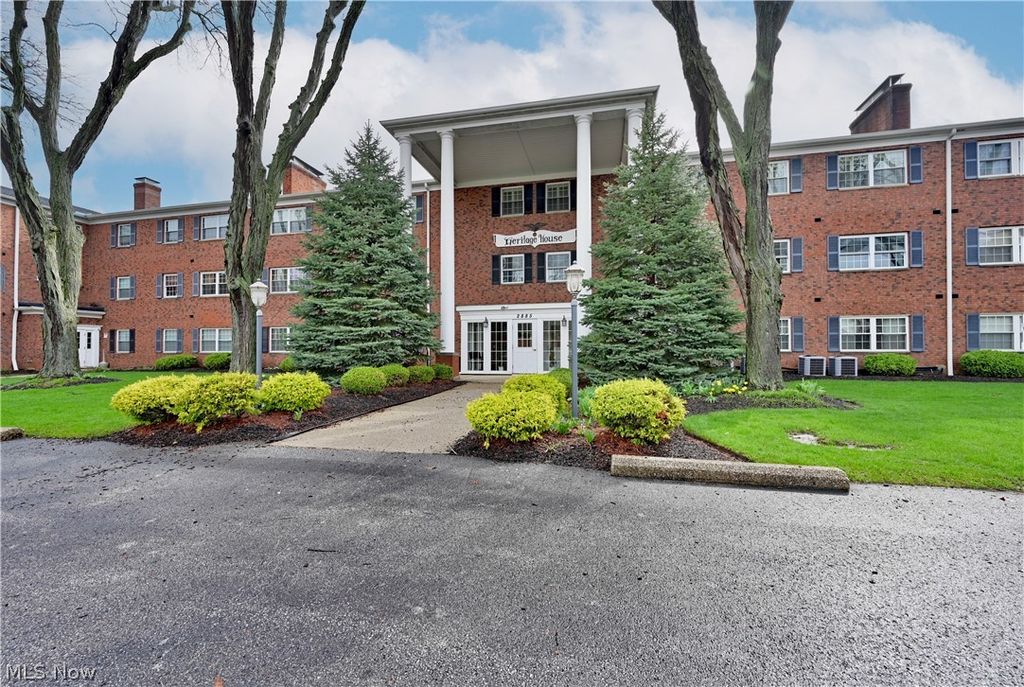 2885 Pease Drive 127, Rocky River, OH 44116