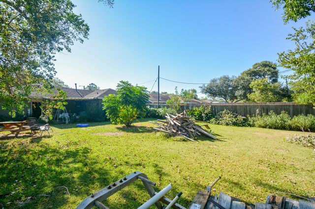 315 Greenwood Drive, Hitchcock, TX 77563