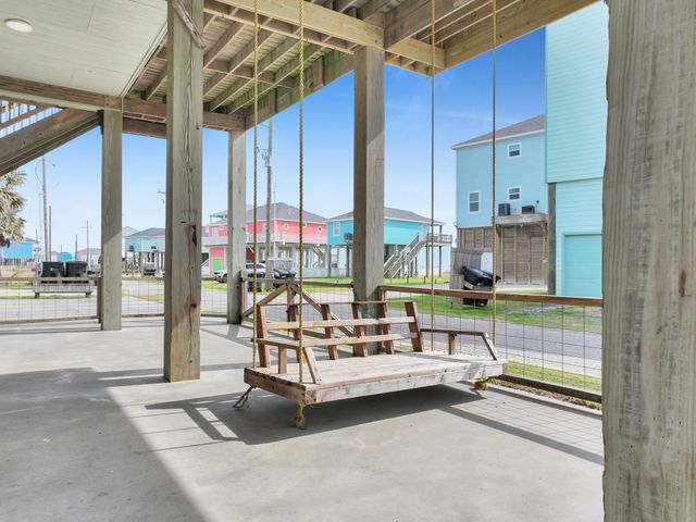 816 S Crystal Beach Road, Crystal Beach, TX 77650