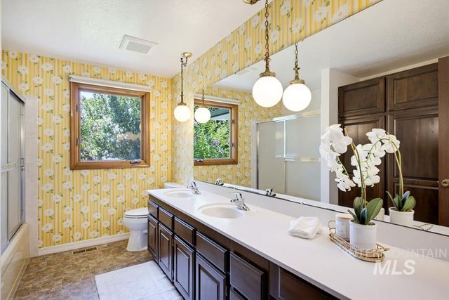 2165 E Springwood Dr, Meridian, ID 83642