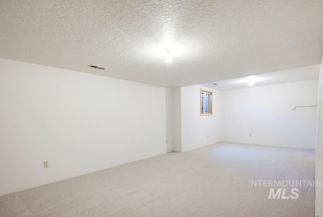 2165 E Springwood Dr, Meridian, ID 83642