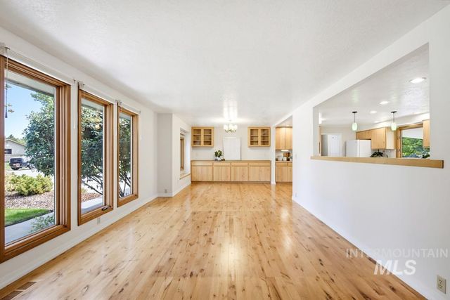 2165 E Springwood Dr, Meridian, ID 83642