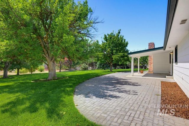 2165 E Springwood Dr, Meridian, ID 83642