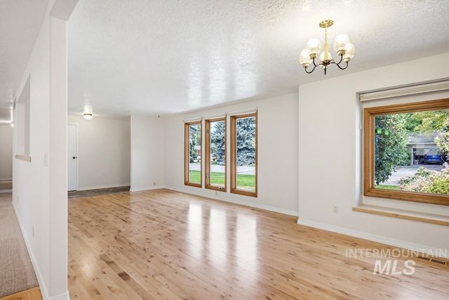 2165 E Springwood Dr, Meridian, ID 83642