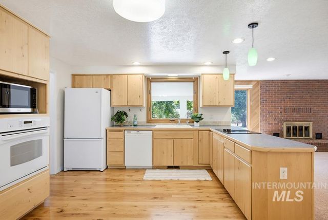 2165 E Springwood Dr, Meridian, ID 83642
