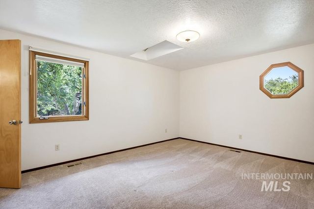 2165 E Springwood Dr, Meridian, ID 83642