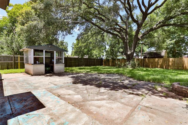 1202 Mac Drive, Sweeny, TX 77480