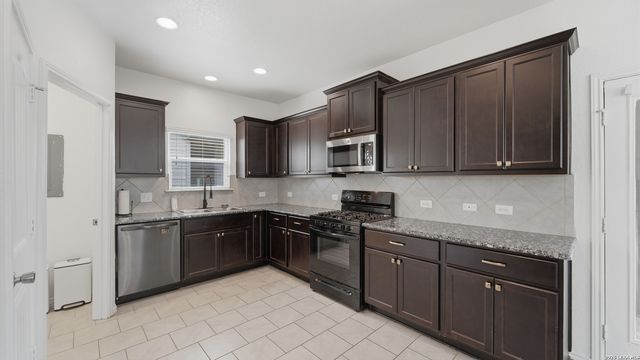 125 FLATLAND TRL, San Marcos, TX 78666