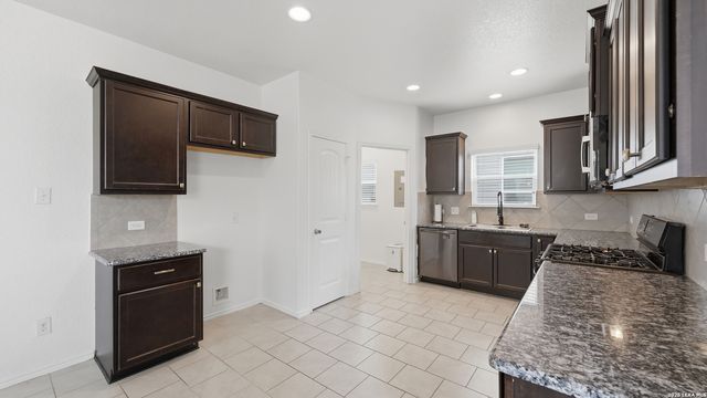 125 FLATLAND TRL, San Marcos, TX 78666