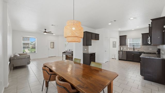 125 FLATLAND TRL, San Marcos, TX 78666