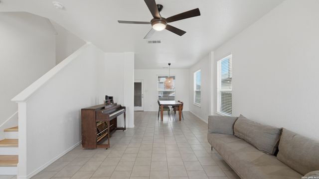 125 FLATLAND TRL, San Marcos, TX 78666