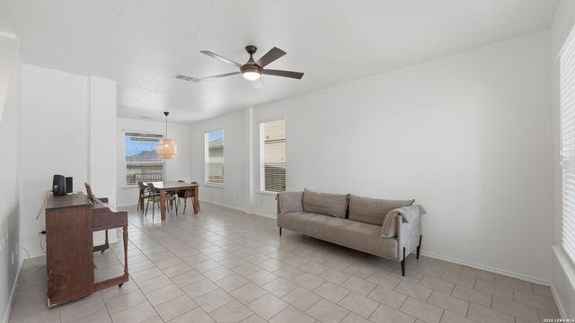 125 FLATLAND TRL, San Marcos, TX 78666