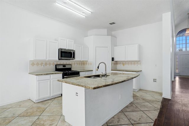 2447 Ranchview Drive, Grand Prairie, TX 75052