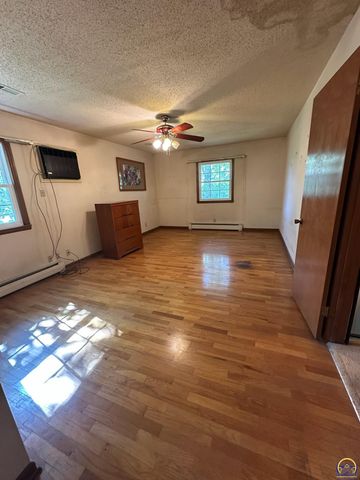 1428 Prairie St, Emporia, KS 66801