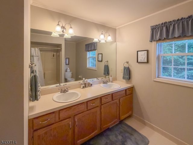 29 Lark Ln, Jefferson Twp., NJ 07438