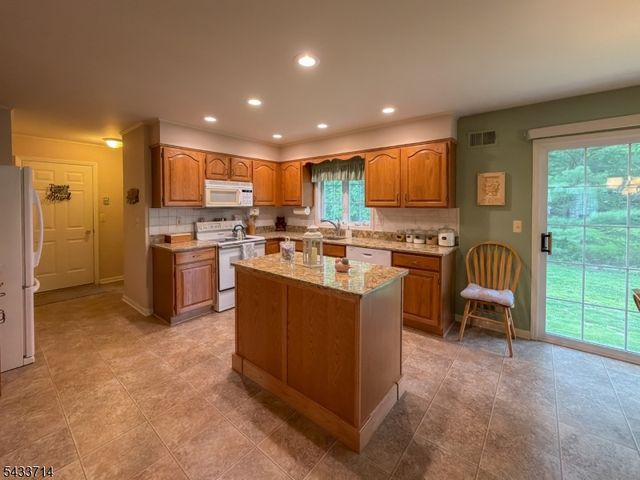 29 Lark Ln, Jefferson Twp., NJ 07438