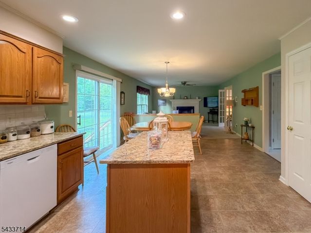 29 Lark Ln, Jefferson Twp., NJ 07438