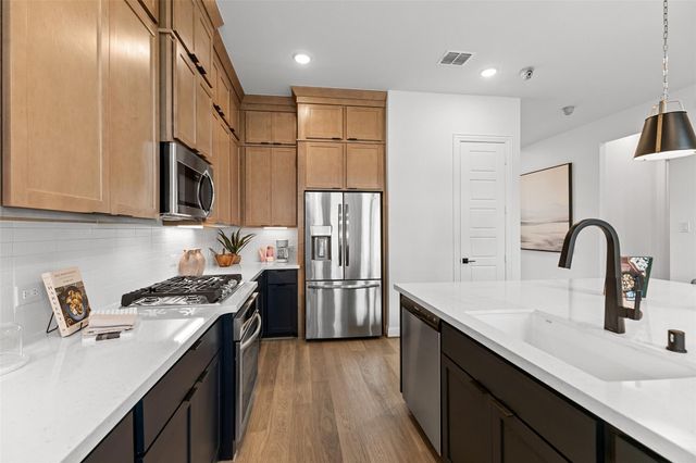 2110 Villa Flora Lane, Friendswood, TX 77546