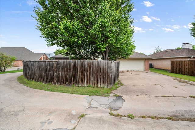 2311 Sherwood Drive, Ennis, TX 75119